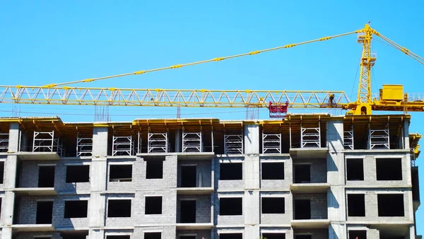 İnşaat alanında. Mavi gökyüzü arka plan üzerinde vinç.