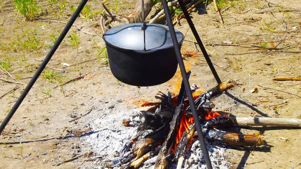 Kıyıda dinlenin. Fishing.the pot ata.