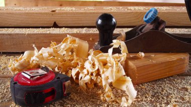 Ahşap ile çalışma. Carpenter'ın araçları, talaşı.
