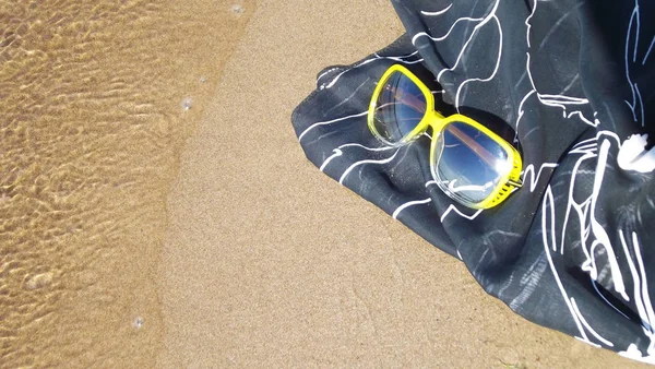Отдых Берегу Реки Солнечные Очки Песке — стоковое фото