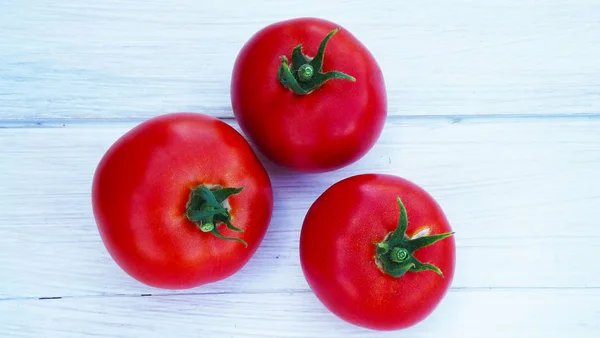 Reife Rote Tomaten Auf Einem Hölzernen Hintergrund — Stockfoto