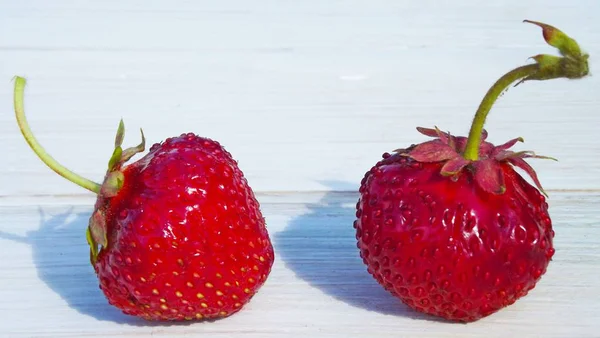 Reife Erdbeeren Auf Einem Holztisch — Stockfoto