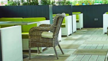 Kafede masada güzel hasır sandalye.