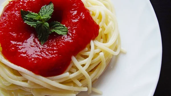 Smaczny Spaghetti Sosem Talerzu Biały — Zdjęcie stockowe