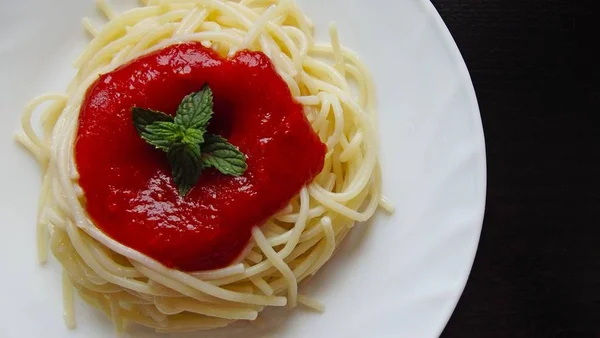 Смачні Спагетті Соусом Білій Тарілці — стокове фото