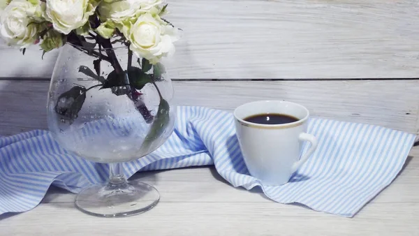 Una Taza Fragante Rosas Jarrón Una Servilleta Azul —  Fotos de Stock