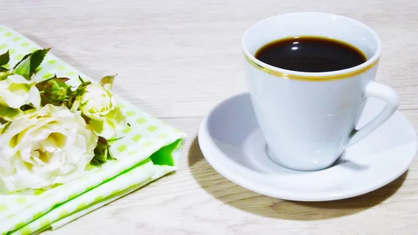 Eine Tasse Duftenden Tee Und Rosen Auf Einem Hölzernen Hintergrund — Stockfoto