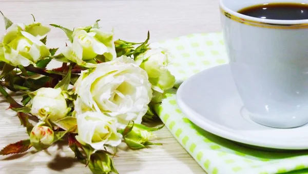 Eine Tasse Duftenden Tee Und Rosen Auf Einem Hölzernen Hintergrund — Stockfoto