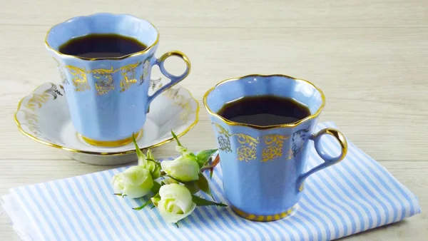 Geurende Koffie Witte Rozen Een Blauw Servet — Stockfoto