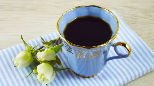 Geurende Koffie Witte Rozen Een Blauw Servet — Stockfoto