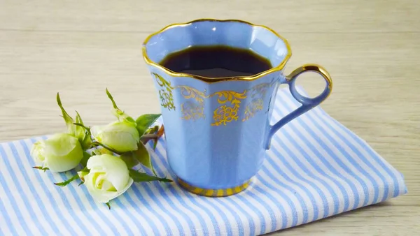 Geurende Koffie Witte Rozen Een Blauw Servet — Stockfoto