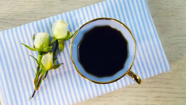 Geurende Koffie Witte Rozen Een Blauw Servet — Stockfoto