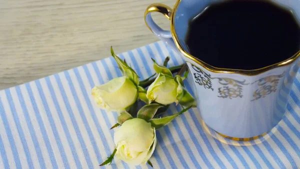 Ароматный Кофе Белые Розы Голубой Салфетке — стоковое фото