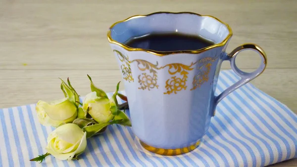 Geurende Koffie Witte Rozen Een Blauw Servet — Stockfoto