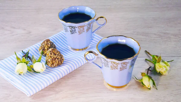 Geurige Koffie Blauwe Bekers Chocolade Een Lichte Houten Achtergrond — Stockfoto