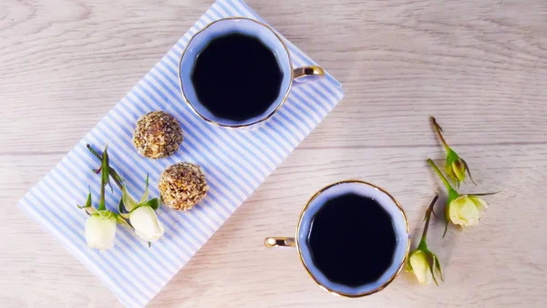 Geurige Koffie Blauwe Bekers Chocolade Een Lichte Houten Achtergrond — Stockfoto
