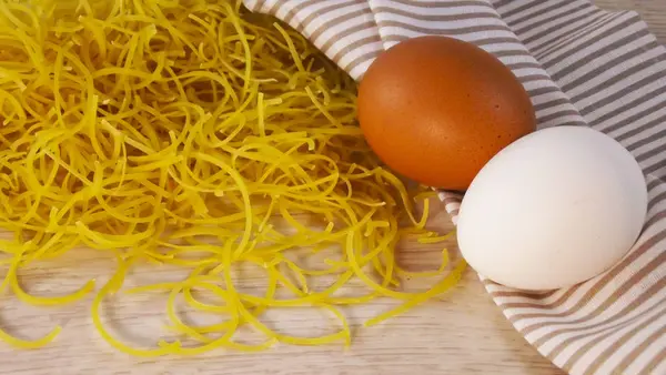 Fideos Huevo Caseros Huevos Sobre Fondo Madera Clara — Foto de Stock