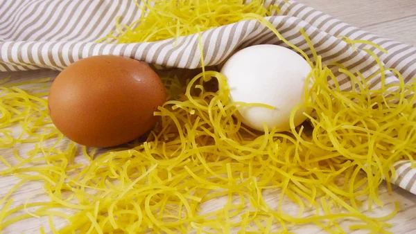 Fideos Huevo Caseros Huevos Sobre Fondo Madera Clara — Foto de Stock