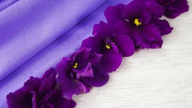 Güzel çiçek mor arka plan. Güzel menekşe.