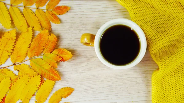 Eine Tasse Kaffee Und Bunte Herbstblätter Auf Gelbem Hintergrund — Stockfoto