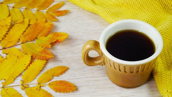 Eine Tasse Kaffee Und Bunte Herbstblätter Auf Gelbem Hintergrund — Stockfoto