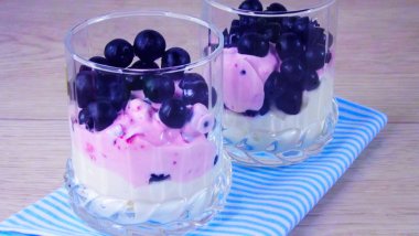 Lezzetli ve güzel tatlı taze çilek ile.