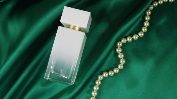 Parfum Een Witte Fles Kralen Van Parels Een Groene Gordijnen — Stockfoto