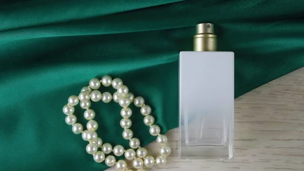 Parfum Een Witte Fles Kralen Van Parels Een Groene Gordijnen — Stockfoto