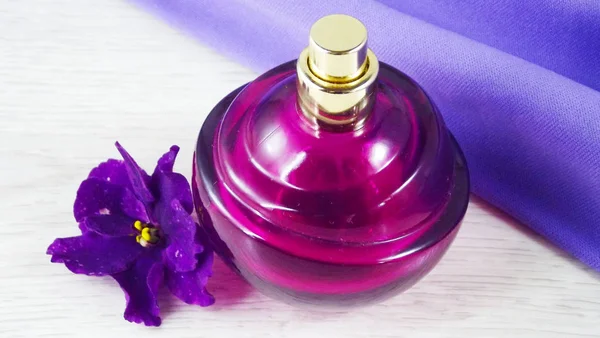 Perfume Una Botella Púrpura Flores Violetas Sobre Fondo Lila — Foto de Stock