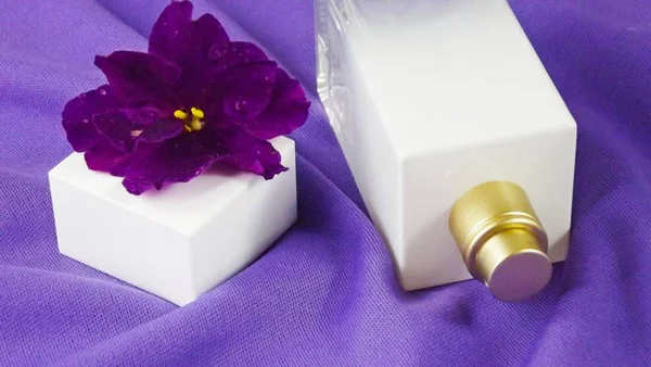 Parfum Met Een Florale Geur Een Paarse Achtergrond — Stockfoto