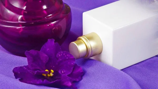 Perfume Con Aroma Floral Sobre Fondo Púrpura —  Fotos de Stock