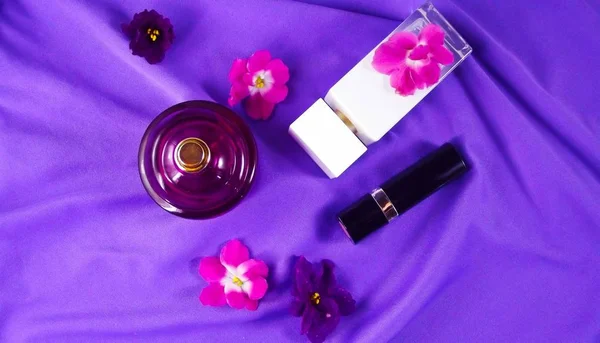Perfume Con Aroma Floral Sobre Fondo Púrpura — Foto de Stock