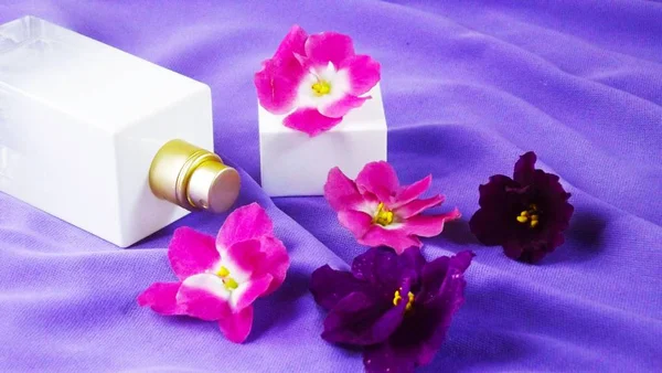 Parfum Met Een Florale Geur Een Paarse Achtergrond — Stockfoto