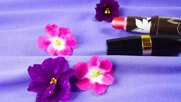 Rode Lippenstift Violette Bloemen Paarse Achtergrond — Stockfoto