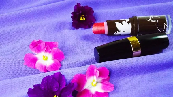 Rode Lippenstift Violette Bloemen Paarse Achtergrond — Stockfoto