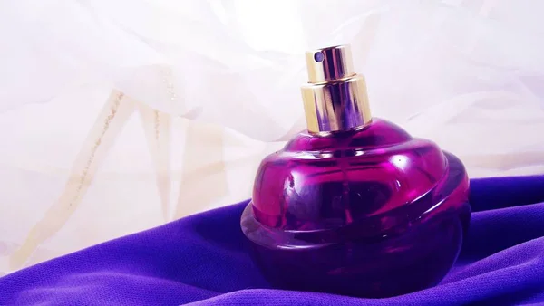 Parfüm Einer Lila Flasche Mit Blumigem Aroma — Stockfoto