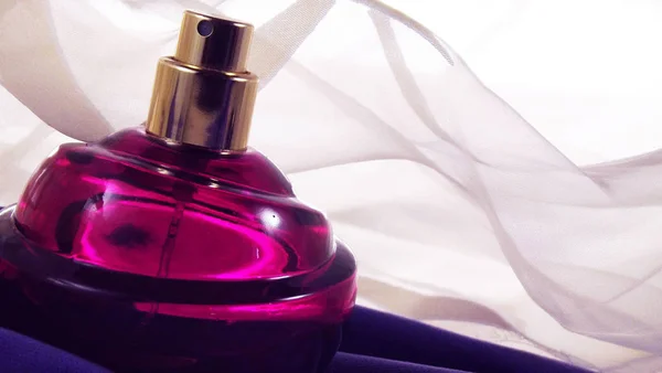 Perfumy Butelce Fioletowy Kwiatowy Aromat — Zdjęcie stockowe
