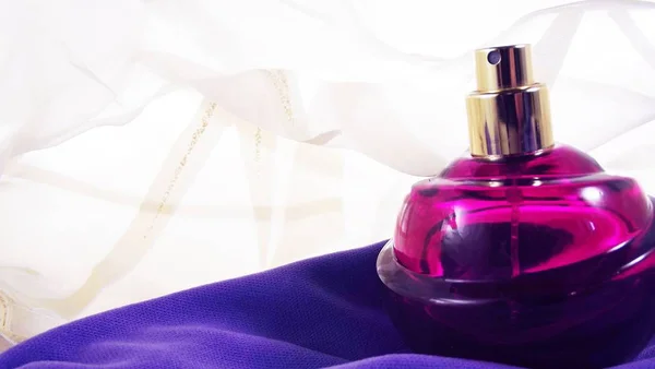 Perfume Una Botella Púrpura Con Aroma Floral — Foto de Stock