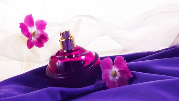 Perfumy Butelce Fioletowy Fioletowe Kwiaty Tle Liliowy — Zdjęcie stockowe
