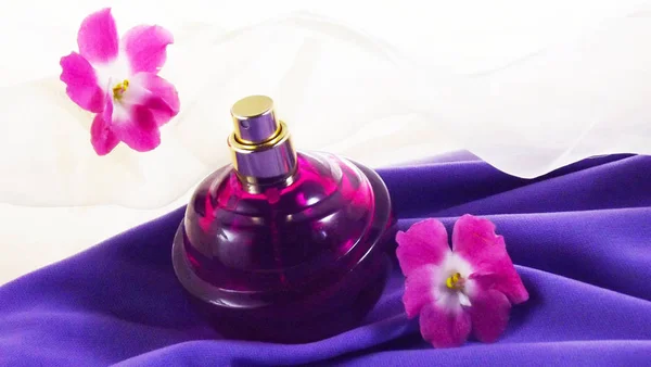 Perfume Una Botella Púrpura Flores Violetas Sobre Fondo Lila — Foto de Stock