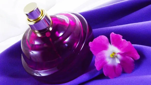 Perfume Una Botella Púrpura Flores Violetas Sobre Fondo Lila — Foto de Stock