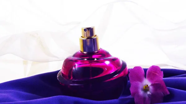 Perfume Una Botella Púrpura Flores Violetas Sobre Fondo Lila — Foto de Stock