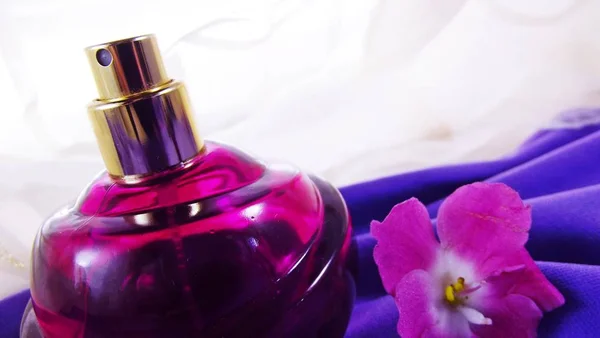 Perfume Una Botella Púrpura Flores Violetas Sobre Fondo Lila — Foto de Stock