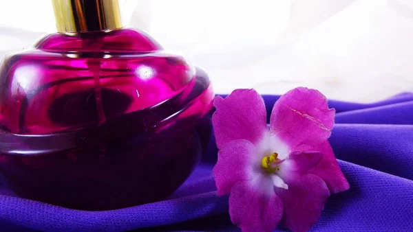 Perfume Una Botella Púrpura Flores Violetas Sobre Fondo Lila — Foto de Stock