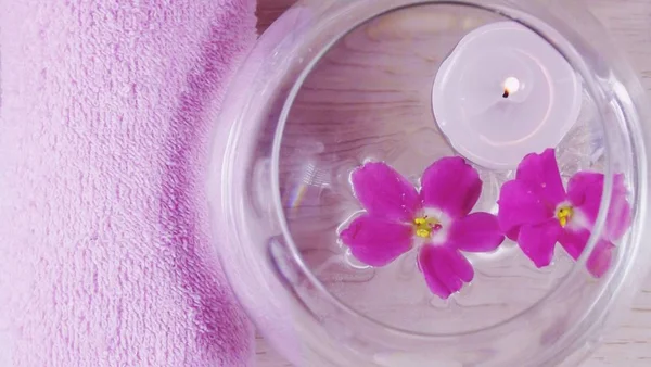 Романтическая Композиция Свечами Фиолетовыми Цветами Плавающими Чаше Водой — стоковое фото