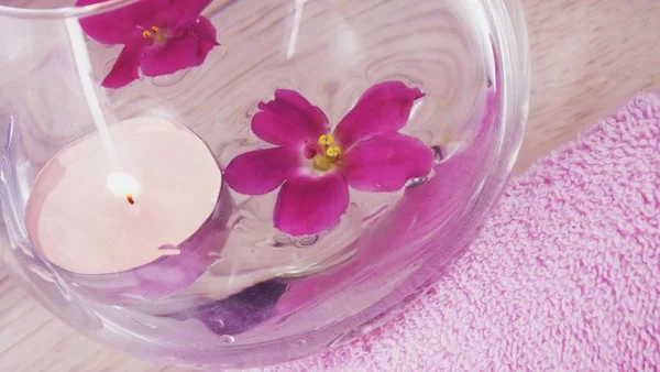 Romantická Skladba Svíčku Fialové Květy Plovoucí Misce Vodou Pojem Wellness — Stock fotografie