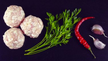 Yeşil ve siyah bir zemin üzerine sarımsak ile kızartma için lezzetli köfte.