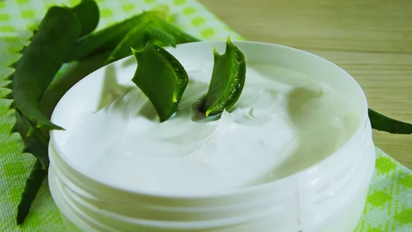 Kosmetikcreme Mit Aloe Extrakt Auf Grüner Serviette — Stockfoto