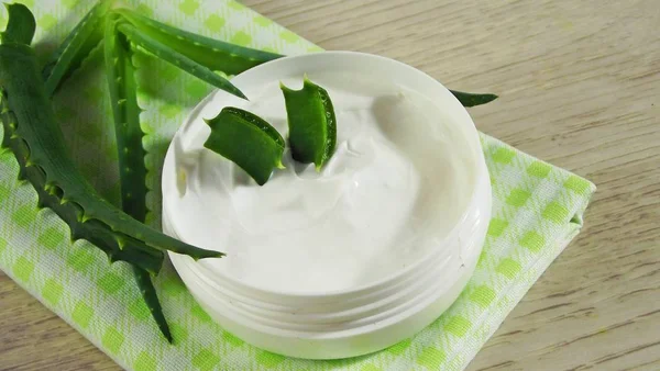 Kosmetikcreme Mit Aloe Extrakt Auf Grüner Serviette — Stockfoto