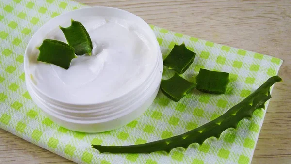 Kosmetikcreme Mit Aloe Extrakt Auf Grüner Serviette — Stockfoto